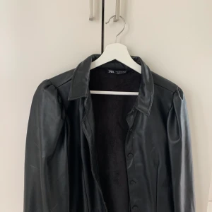 Skjorta från Zara i läderimitation  - Skjorta från Zara i läderimitation som aldrig har kommit till användning. Frakten är inräknat i priset!