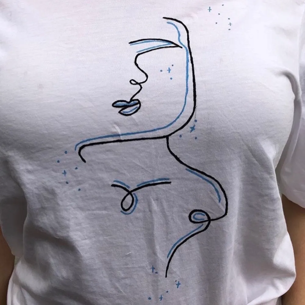 🦋Black and blue sparkles🦋 Själva t-shirten är ifrån Lindex och är i 100% bomull, storlek S men är lite oversized.. T-shirts.