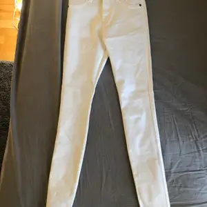 Vita tajta jeans från dr denim, aldrig använda pga för liten storlek. Är storlek S men skulle nog säga har passformen för xs💖
