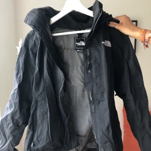 Vindjacka  - Svart vindjacka med luva från Northface, fint skick!