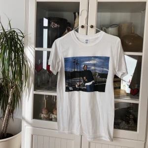 Supercool tshirt på Ice Cube i strl S - Snygg tshirt i strl S med motiv på rapparen Ice Cube. Inköpt i England för 499kr. Sparsamt använd. Buda från 100kr. Högsta bud: 235kr + frakt