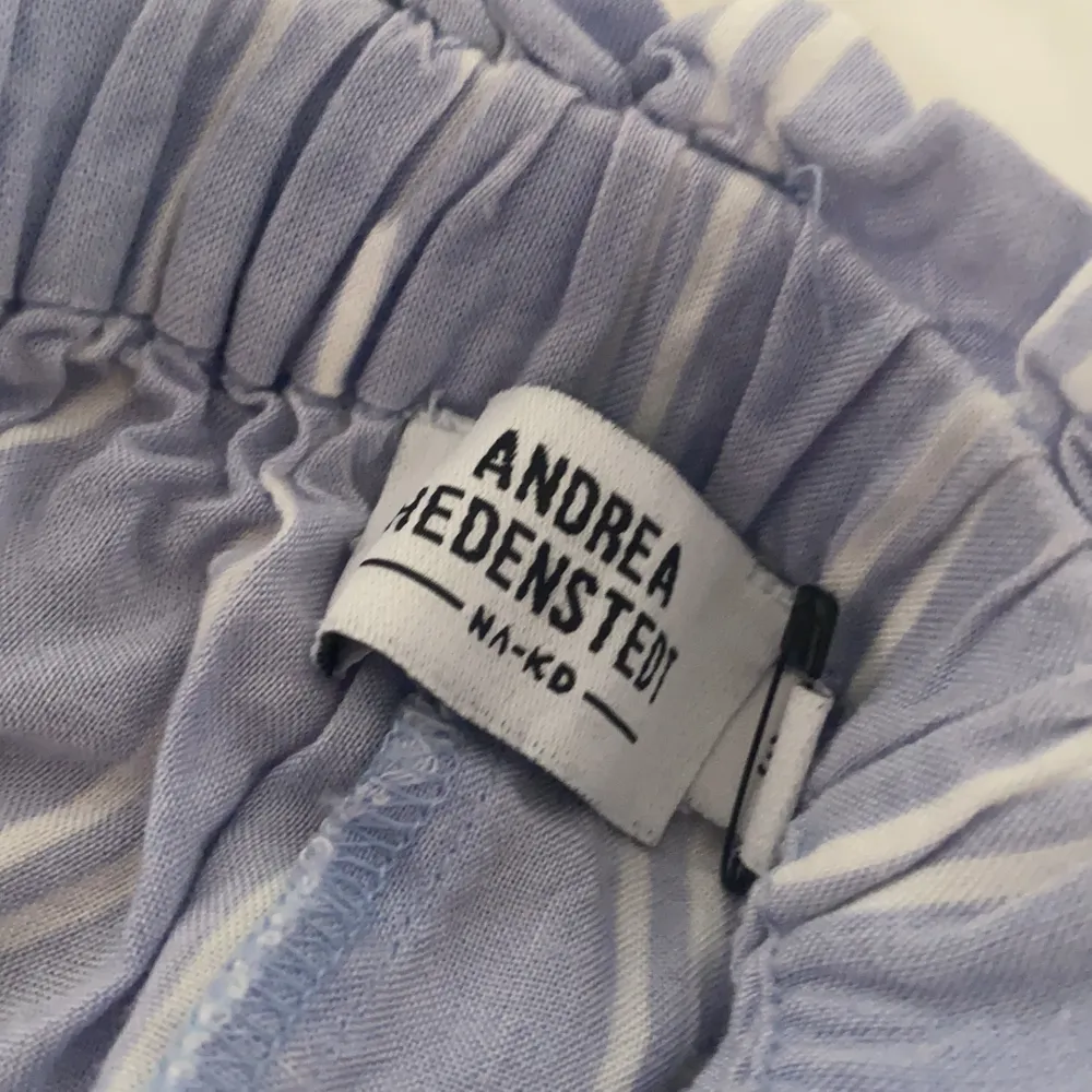 Blåvit randiga tunna byxor från Andrea Hedenstedts kollektion med NA-KD. Endast använd ett fåtal gånger. Köparen står för frakt🌸. Jeans & Byxor.