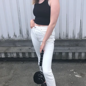 Vita jeans 🧍🏼 - Vita jeans i ankelhöjd från H&M. Passformen är straight. Byxorna är använda 2 gånger då dem inte passade mig helt enkelt. BETALNING SKER VIA SWISH 