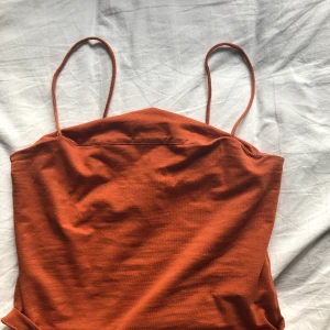 Linne 🍂 - Linne med spaghetti straps från Gina Tricot (har sålt ett likadant innan fast med leopard mönster). Inbyggt ”stöd” (finns bild) så ingen BH behövs. Använd ca 8 gånger. BETALNING SKER VIA SWISH 