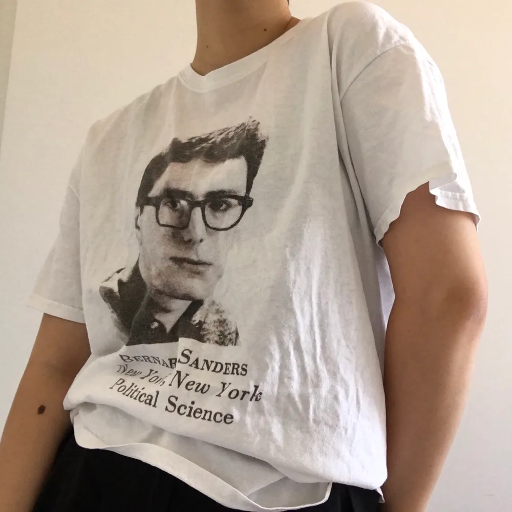 Vit T-shirt med bild på Bernie när han var ung <3 Buda!. T-shirts.