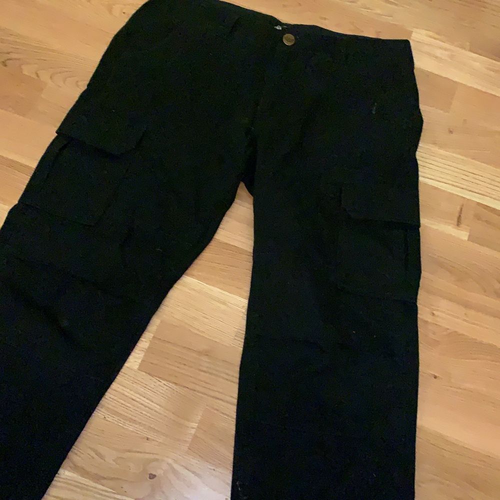 svarta cargojeans från dickies, killmodell men funkar även för tjejer:) (passar på mig som är 172) . Jeans & Byxor.
