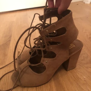 Klackskor - Bruna klackskor med snörning från din sko