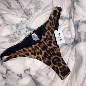 NA-KD  - Bikinitrosor helt nya, storlek M.