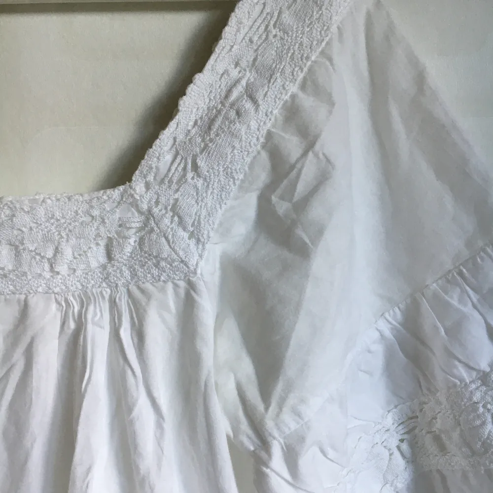 Supergullig vit klänning med virkade spetsdetaljer. Storlek M, men passar även för S. Är likadan på baksidan som framsidan. Kan mötas upp i Lund, eller skicka via post (frakt tillkommer då)☺️. Klänningar.