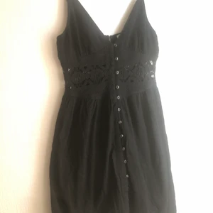 Skaterklänning med vrikade detaljer.  - Storlek 36/38. Köpte den här klänningen i Chile. Klänningen är i ett linnematerial men den är inte genomskinlig. Skön att ha på sig! 🌻 Den har virkade detaljer där precis bhn börjar. Kan användas utan bh då den har axelband som kan justeras ❤️❤️