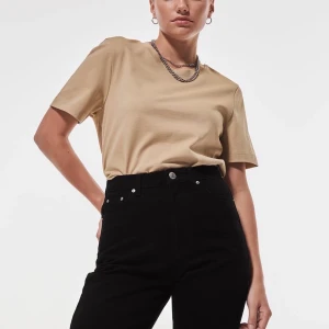 Basic beige t-shirt - Säljer denna beige t-shirt som aldrig kommit till användning!