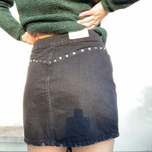 En svart Zarakjol med nitar - En svart kjol med nitar på, den är helt oanvänd och från Zara🥰 ord pris 400kr. Den sitter bra på mig som har 36 i byxor🥰