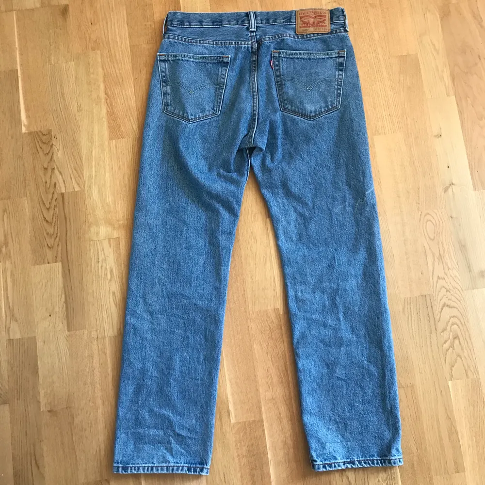 Ett par Vintage Levis 505 jeans                                    Bra skick, och passar Unisex.                                       Storlek: W32 L30. Jeans & Byxor.