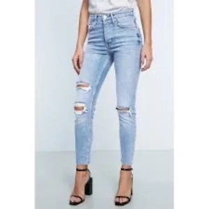 Jeans Gina Tricot (XS) - Högmidjade, stretchiga jeans med slitningar som tyvärr har blivit för små för mig. Dom sitter som en smäck!!🍑🍑 Hålen har slitits under användning men annars är jeansen i gott skick.   (Modell Sienna, köpta för 500kr) Märke: Gina Tricot 😇FRAKT ÄR INRÄKNAD 