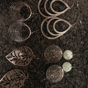 Silvriga Örhängen  - Coola statements örhängen! Tvättas självklart innan de säljs!! Säljs 40kr/par (per hela örhängen) frakt tillkommer