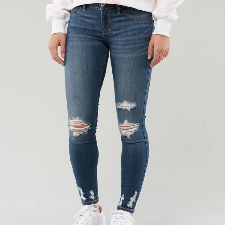 Jeans från Hollister. Säljer då de är för små. Använda ca 3ggr. Nypris är ca 600kr och de går endast att köpas på online på hollisters hemsida. Köpare står för frakt. Jeans & Byxor.