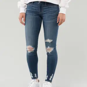Jeans från Hollister. Säljer då de är för små. Använda ca 3ggr. Nypris är ca 600kr och de går endast att köpas på online på hollisters hemsida. Köpare står för frakt