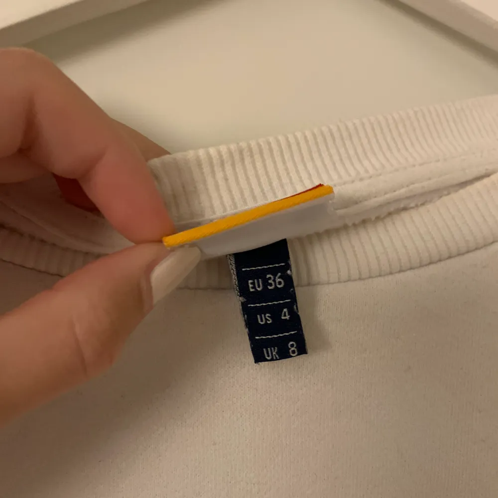 Basis vit collagetröja från ellesse i fint skick! Nypris är 550 säljer för 150 plus frakt! 💕. Neuletakit & Villapaidat.