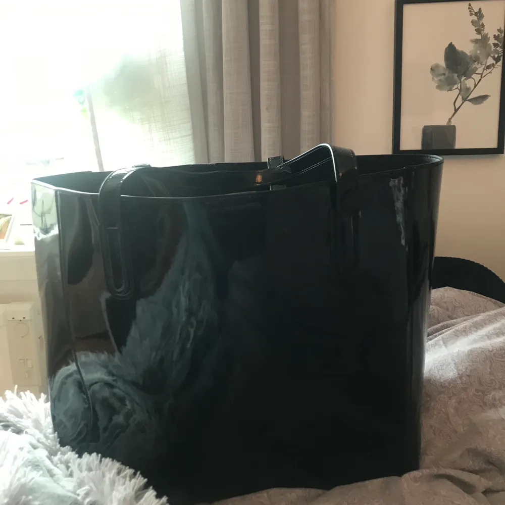 en snygg helt ny väska från Nelly som aldrig är använd av mig tyvärr men alltså i superskick🌟🌟🌟det är ett stort väldigt rymligt fack, supercool!!!. Väskor.