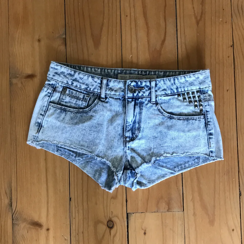 Stentvättade jeansshorts med nitar . Shorts.