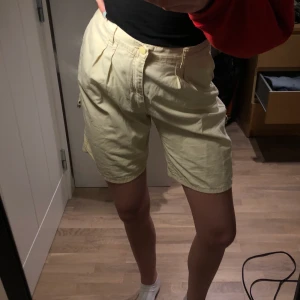 SHOOORTS!!! - Fina oanvända ljusgula shorts, som går att göra korta! Lite stora i midjan men fungerar utmärkt med skärp för mig som vanligtvis har S! Kontakta mig om ni har frågor!🥰🥰 