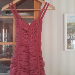 Klänning - Super gullig klänning. Tjockare tyg så ingen bh behövs.