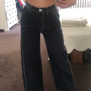 Byxor m vita sömmar - Sjukt coola byxor från märket ARKET i bra skick, mörkblåa med vita sömmar och vida i benen, strl 36. Kan mötas upp i Sthlm eller står köparen för frakt! (Ca 63 kr) skriv för fler bilder💞💞 Pris kan diskuteras