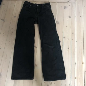 Svarta jeans  - Svarta jeans från monki i modellen Yoko. Säljer pga för korta för mig.Bra skick 