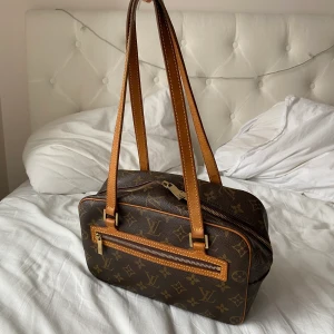 Lv väska - Vintage Louis Vuitton axelväska, kommer ej till användning därav sälja den🥺☹️💗 Superfint skick för att vara vintage!