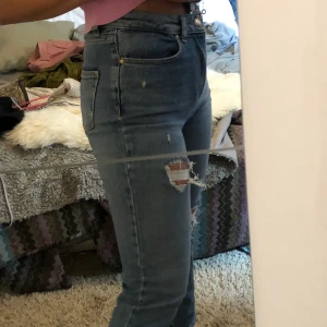 Only högmidjade klockade jeans - Köptes förra sommarn från Nelly.com. Super sköna byxor som är stretchiga och högmidjade. De är lite klockformade vid anklarna och lite kortare. Men för mig som är 165 är de nästan till fotknölarna. Endast använt de 2-3 gånger🌸 betalning via swish🌸