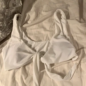 Bikini - Knyts där fram