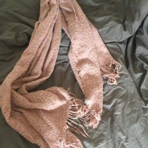 Halsduk i en mer dov rosa färg 🖤 30kr