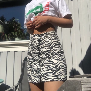 Smikrande kjol - Cool kjol från hm. Inga fläckar eller fel. Köparen står för frakt