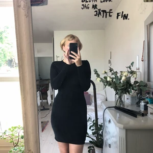 ginatricot klänning! M - oanvänd svart klänning, sitter åt men är tunn, stretchig och skön! Har ett snitt på ryggen och är sydd för att forma rumpan!!🎀 säljs för jag aldrig använt den!  🥂 + frakt  ordnariepris: 299 kr