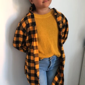 Gul rutig Skjorta  - 🌸Gul unisex skjorta perfekt till sommaren. Fraktar endast 🌸