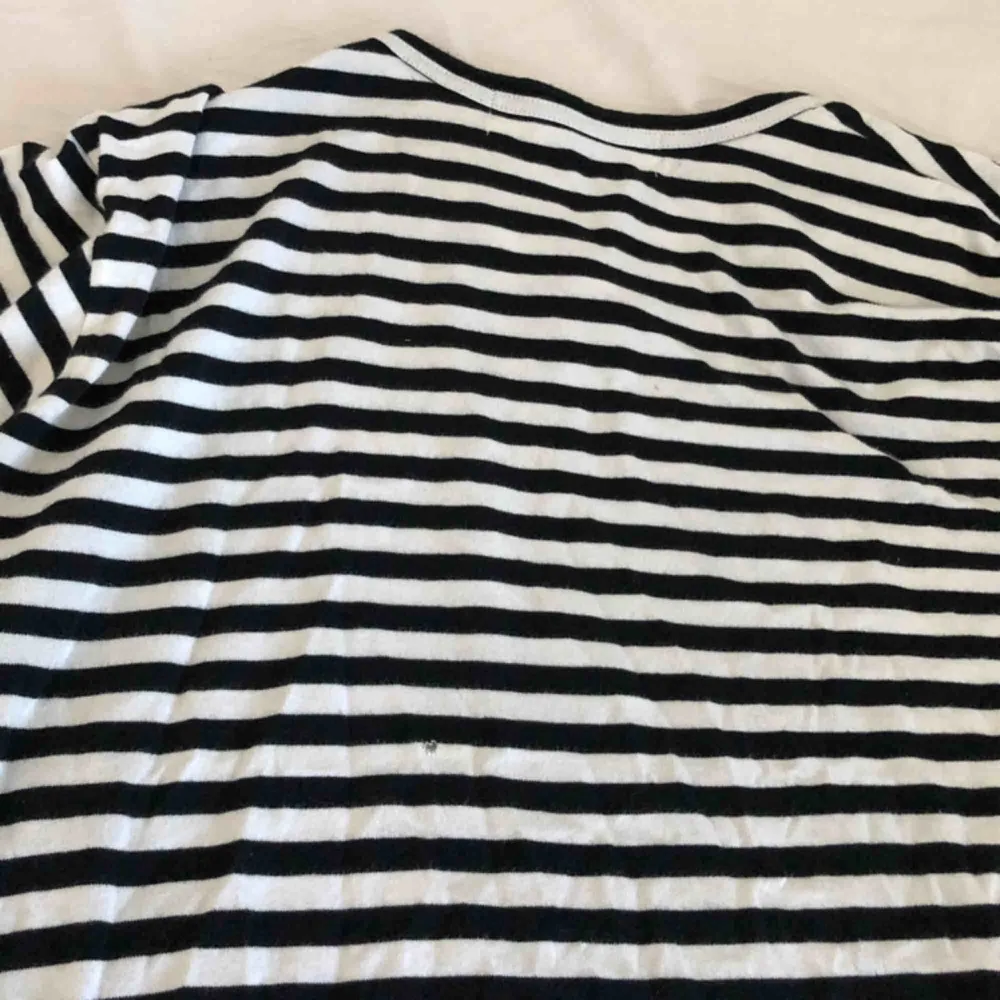 CDG långärmad tröja i svart och vitt inte mycket använd men har ett litet hål på ryggen (se bild 3) men kan sy ihop det till den som köper :) . Toppar.