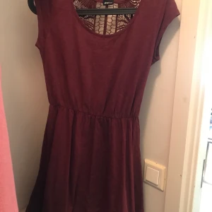Klänning - Vinröd klänning med öppet broderi på ryggen  [Frakt 35kr]