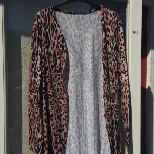Kofta - Snygg längre kofta i djurmönster. Helt ny aldrig använd. Köpt utomlands så vet inte märket. Storlek S/M.  Slutar ca. straxt ovanför knäna. 🌸FRAKT INGÅR I PRISET🌸