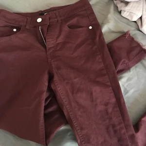 Vinröda jeans med slitningar - Väldigt bra skick, högmidjade och stretchiga, frakt tillkommer💓