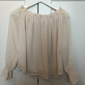 HM - Söt blus ifrån hm, vit med vita så prickar, pdf shoulder. Använd 2 gånger. Köparen står för frakt 69kr
