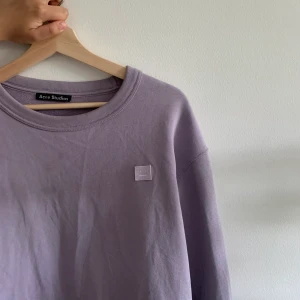 Acne sweatshirt - Superfin ljuslila sweatshirt från Acne, använd ett par gånger, superfint skick, nypris 2000 storlek M, mitt pris 750 inkl frakt, vid snabb affär kan pris diskuteras!
