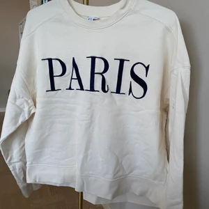 Sweatshirt - Vintageinspirerad sweatshirt med Paris broderat från & other stories. Har en liten fläck på ena armen. Strl 38. Köpt för 500-600kr. Säljes för 100kr!