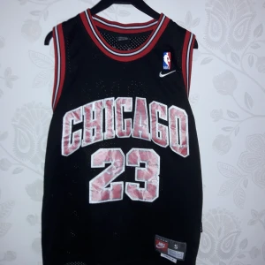Nike Chicago Bulls linne - Nike Chicago Bulls jordan linne är ganska använd det är bara färgen på siffrorna som har blekts lite size s men passar L