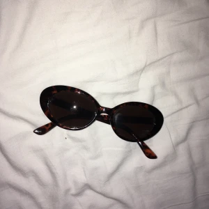 Solglasögon brunmelerade - Brunmelerade solglasögon från HM. Mycket gott skick. 