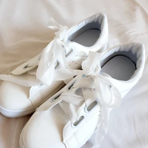 Super gulliga rosettbandsskor - Storlek 38 men känns som 37. Helt oanvända superfina 😍 Köparen står för frakten 63kr spårbart. Billigare vid köp av flera plagg.