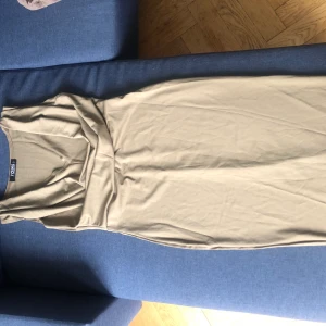 3 klänningar L 200kr! - Helt nya fina klänningar i strl L oanvända, beställde fel strl när jag köpte dessa. Kan mötas i sthlm :)