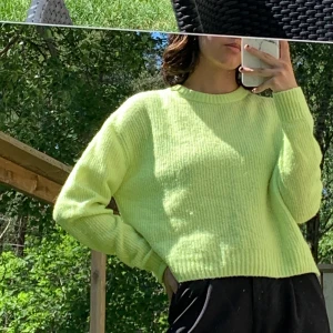 Stickad tröja  - Snygg neon grön/gul tröja från hm knappt använd. Frakt tillkommer men kan även mötas upp i Göteborg. 