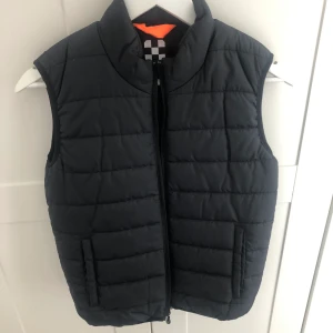 T-trail väst - Jag säljer min t-trail väst i marinblå. Använd endast en gång och har inte längre användning för den därför säljs den😀