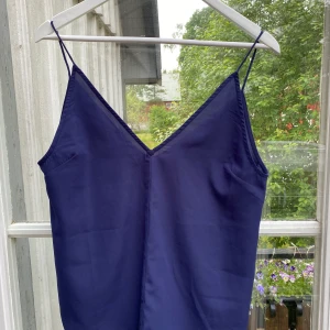 V-ringad blus ifrån fina. Blå - Jättefin blus. Vringad både bak och fram. Har fler annonser ute och kan självklart erbjuda paketpris :)