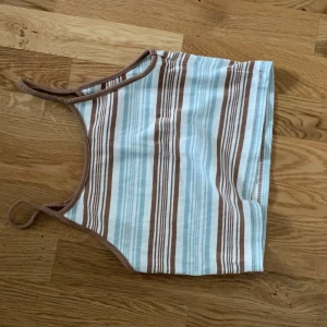 Linne i croptop modell - Strl M, men skulle säga att den är mer åt xs/s hållet då den är i croppad tight modell🥰.  Budgivning avslutas på lördag 15:00, högsta bud: 110kr + frakt 